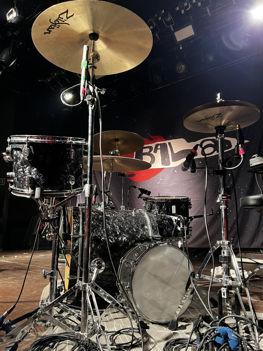 letsrock_radio's tweet photo. En el concierto de BALA en la mítica Jimmy Jazz había unos cuantos cuñaos con la misma actitud que los que van a ligar a las discotecas, completamente desubicados, molestando. 

Muy bien Anx parándole los pies y pidiendo a las mujeres que ocuparan las primeras filas. El asqueroso ha desaparecido milagrosamente. Es NECESARIO señalarlos públicamente.

Bravo #BALA 👏🏼👏🏼👏🏼👏🏼👏🏼
