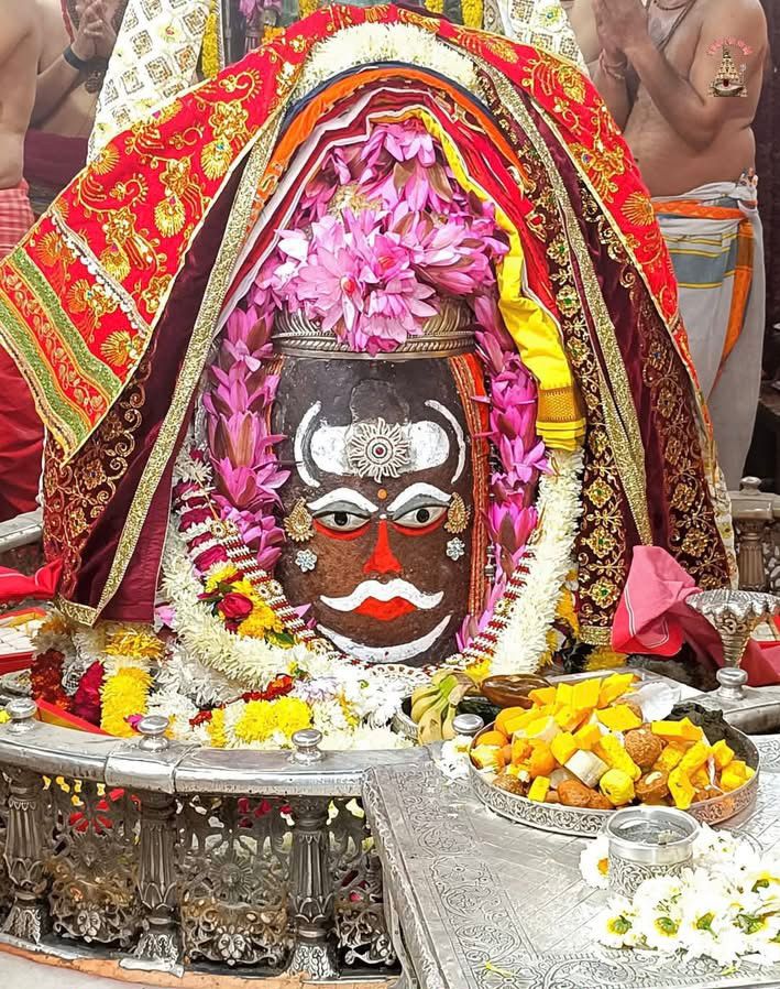 vedic_sanskar's tweet photo. 🙏🌹जय श्री #महाकाल 🌹🙏

श्री #महाकालेश्वर #ज्योतिर्लिंग का आज का #भस्म आरती श्रृंगार दर्शन

🔱पौष, शुक्ल पक्ष, तिथि-त्रयोदशी, संवत् 2081 (रविवार) 12 जनवरी 2025🔱

💐🙏🌹🔱#ॐ_नमः_शिवाय🔱🌹🙏💐

#mahakaleshwar #Mahakal #Ujjain #Mahadev #Bholenath #shivshakti #InnerPeace #Hinduism https://t.co/vYU5xpjSKq