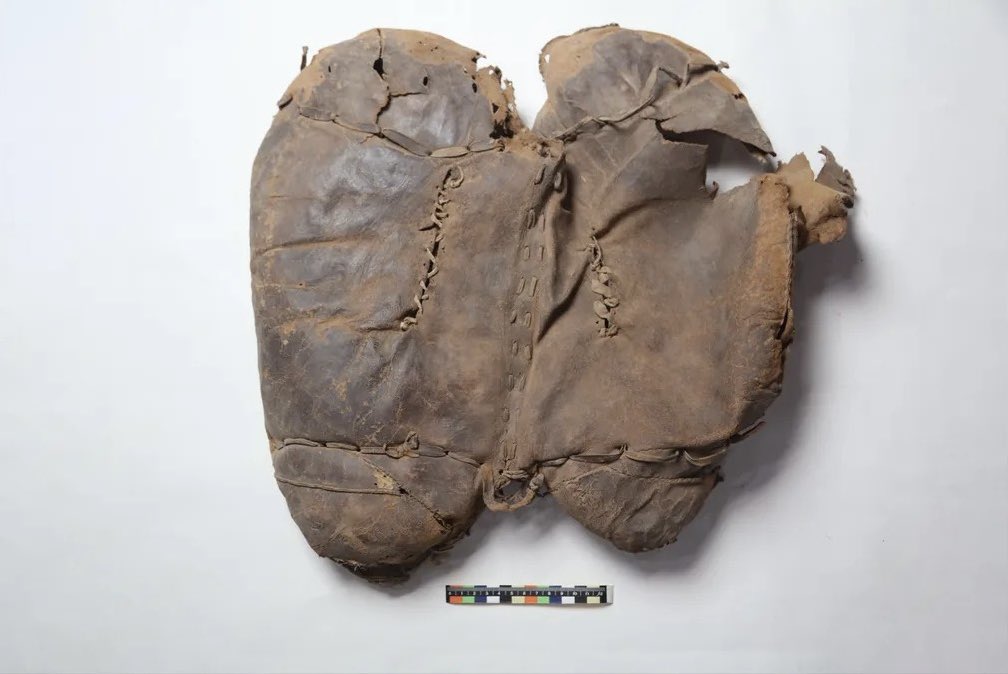 uyghurkollektip's tweet photo. The oldest horse saddle ever found (as of 2023) is about 2700 years old, discovered in the tomb of a woman at a cemetery near Turpan. The woman was dressed in a hide coat, woolen pants and short leather boots… https://t.co/HXBYD6Cf5G