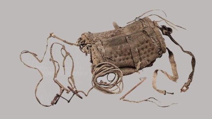 uyghurkollektip's tweet photo. The oldest horse saddle ever found (as of 2023) is about 2700 years old, discovered in the tomb of a woman at a cemetery near Turpan. The woman was dressed in a hide coat, woolen pants and short leather boots… https://t.co/HXBYD6Cf5G