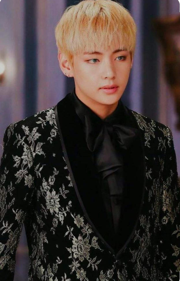 everythingTaeSg's tweet photo. In celebration of 2025 being the year we are getting him back, I’m going to post about Mr Kim Taehyung’s visuals and iconic moments in various mvs and eras. In no particular order of preference (cos I’m obsessed with every V moment)…
Blood, Sweat and Tears V moment…
+++ https://t.co/bORgme1nBT