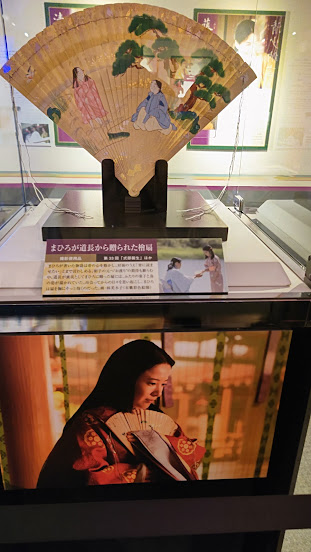 kagekageko's tweet image. ■これが例の扇ですね。話題になりました。今回
この橋（板のこと）が何枚か、じっと見ることができました。画面ではなかなか難しかったのですね。時代で変わるか、種類で変わるか、持ち主で変わるか、諸説あり。
＃光る君へ
＃扇