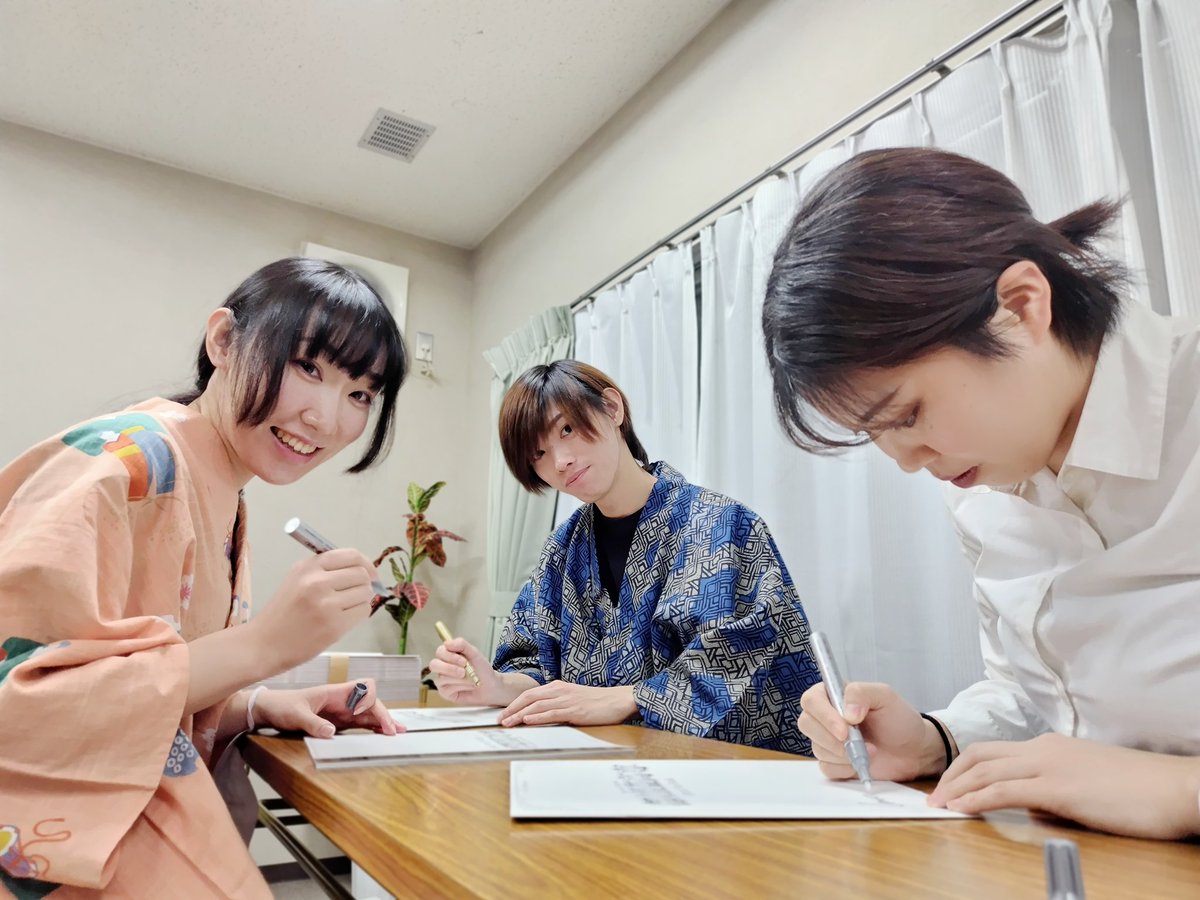 nikutomo9's tweet photo. なんと!24ページフルカラー!
先行予約30名様は
『怪盗団天山鼠』
音澄子童役、#珠斗
弁天役、#伊津柚月
岩山さん役、#稲森誠
『怪盗four』
亜瑠瀬四季役、#藤田さくら
黒屋杖一役、#小山翔吾
二戸えみる役、#EMISA
のサイン付き!!
1部1500円と超おトク❤
ご注文、お問い合わせは公式𝕏のDMで! https://t.co/tRZHVHx6iF