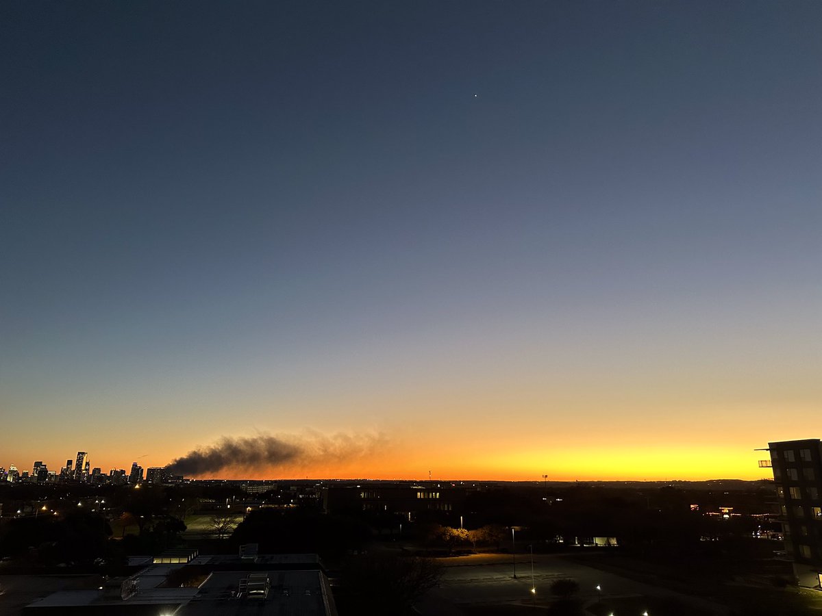 ATXvato's tweet photo. @KVUE Huge smoke plume, as seen from the top of the parking garage at The Triangle (45th and Lamar) #atxFire #AustinFire https://t.co/InpWPu1Ytk