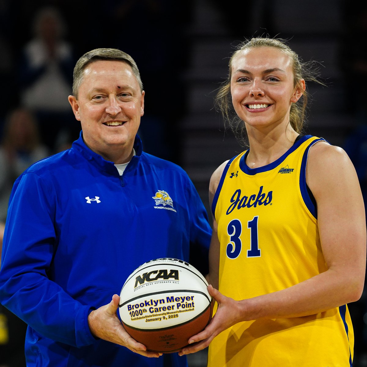 The newest member of the 1,000 Point Club 👏

#GoJacks 🐰