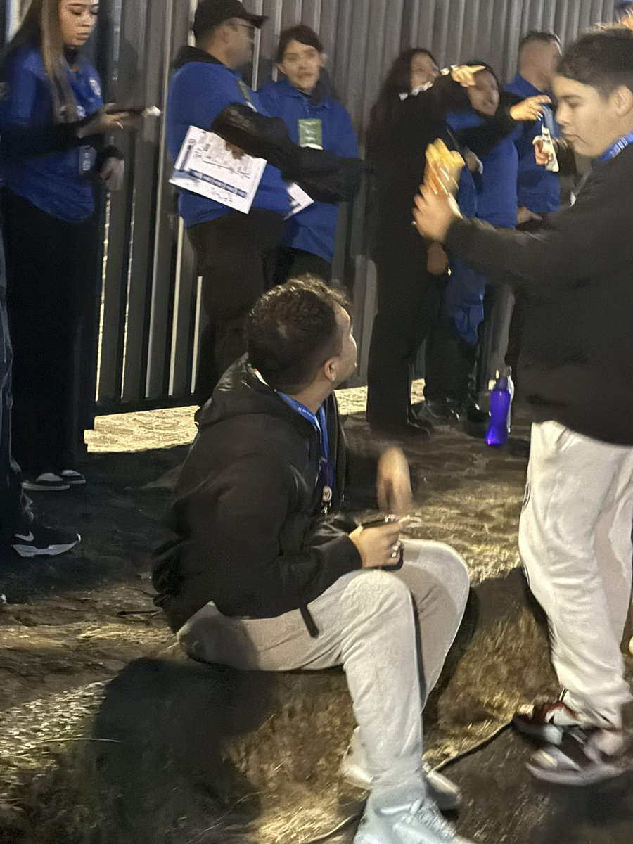 Paolinky's tweet photo. @CruzAzul  dicen que empezarán el canje de los abonos a las 5 y el personal no está realizando el  canje. 
Y dice el personal que la indicación es que a partir de la 7 de la noche empiecen a canjear 
Ahí parados sin entregar abonos y la fila de gente esperando la atención https://t.co/iISWYbjVAl