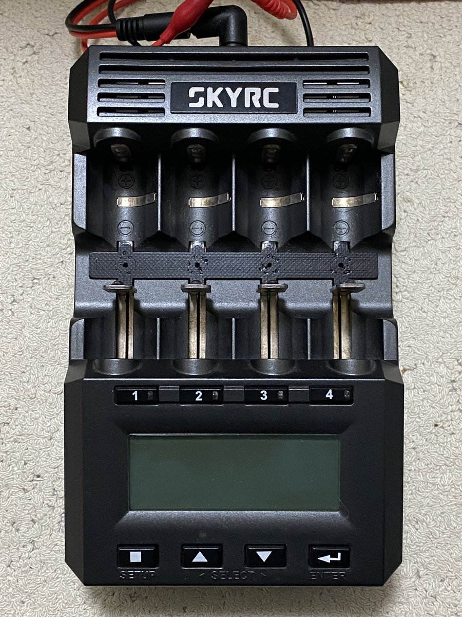 osabz_mini4wd's tweet photo. スマホアプリの使い方がイマイチ理解不能でしたが、昨夜寝落ち寸前にふっと何かが降りてきて…(笑)
今日は朝からアプリで使いやすーい🙌
相変わらず液晶バックライトは点きません😭
あと、アプリでは絞り放電設定出来ない?
@corno2_mini4wd さん、おっしゃる通りアプリ良いです👍
#SKYRC
#MC3000 https://t.co/ZNvVXwoNzs
