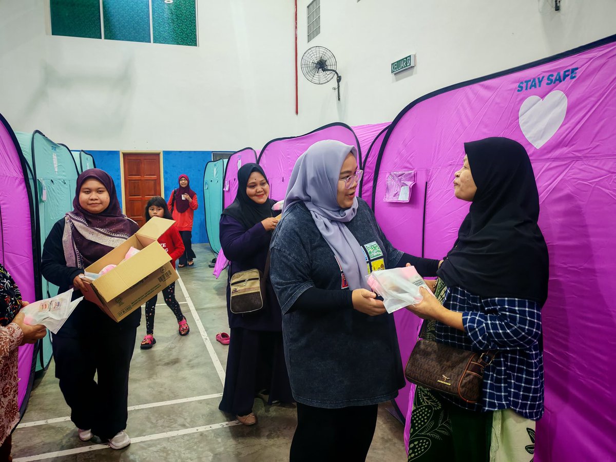 MudaTebrau's tweet photo. 11 Januari 2025 :Banjir Puteri Wangsa.

Banjir kilat yang berlaku sejak dua hari ini telah mengakibatkan hampir 30 buah keluarga terpaksa berteduh di PPS Dewan Komuniti Ulu Pandan. 

Bersama team MUDA Tebrau ialah YB Amira Aisya telah turun melawat ke PPS malam tadi. https://t.co/bgeFty0g1J