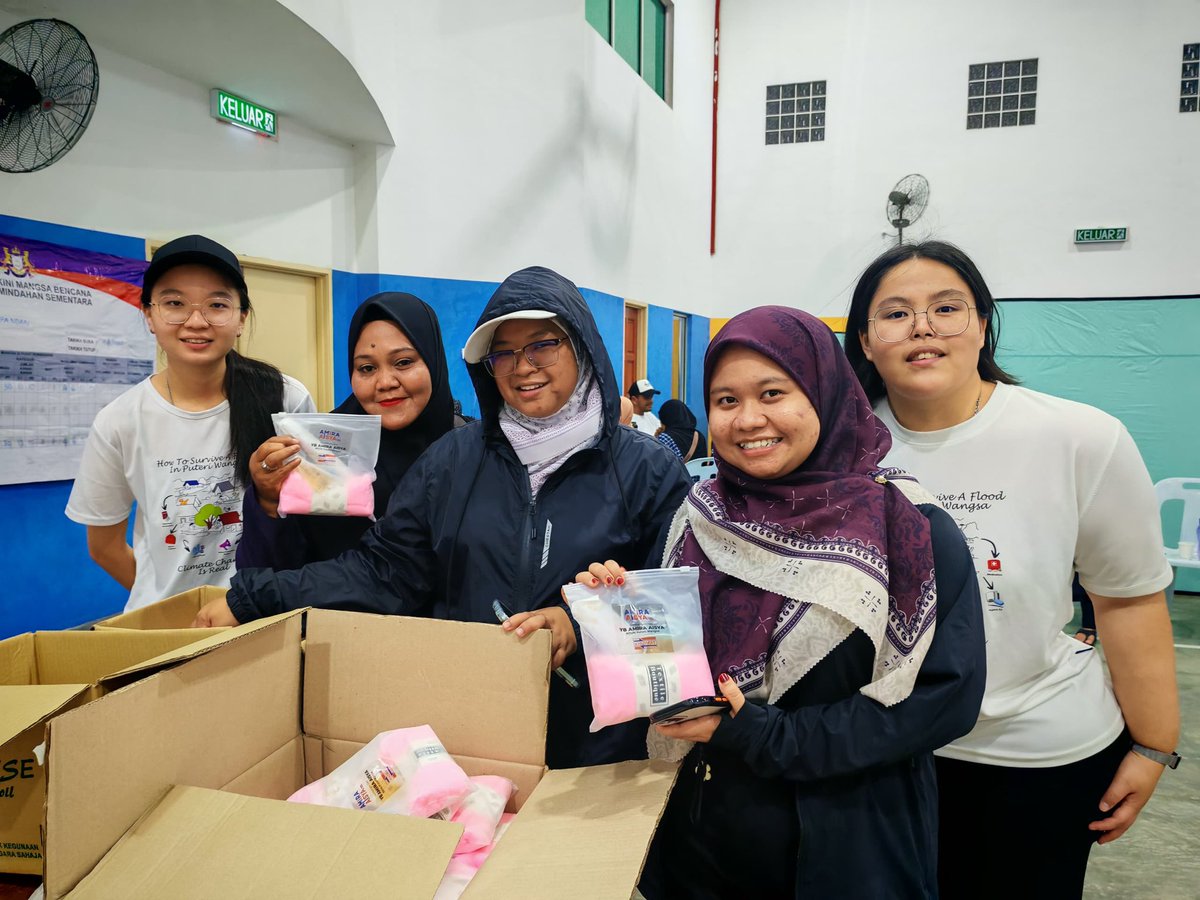 MudaTebrau's tweet photo. 11 Januari 2025 :Banjir Puteri Wangsa.

Banjir kilat yang berlaku sejak dua hari ini telah mengakibatkan hampir 30 buah keluarga terpaksa berteduh di PPS Dewan Komuniti Ulu Pandan. 

Bersama team MUDA Tebrau ialah YB Amira Aisya telah turun melawat ke PPS malam tadi. https://t.co/bgeFty0g1J