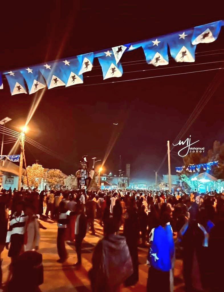 Habbane_'s tweet photo. Captivating scenes as the People of #SSCKhaatumo celebrate 12-January which marks the 13th Anniversary of the state building 💙🐎

Congratulations to all Somalis worldwide 🎉

#SSCKH #Somalia🇸🇴 #SymbolOfUnity https://t.co/wUknvRO3tR