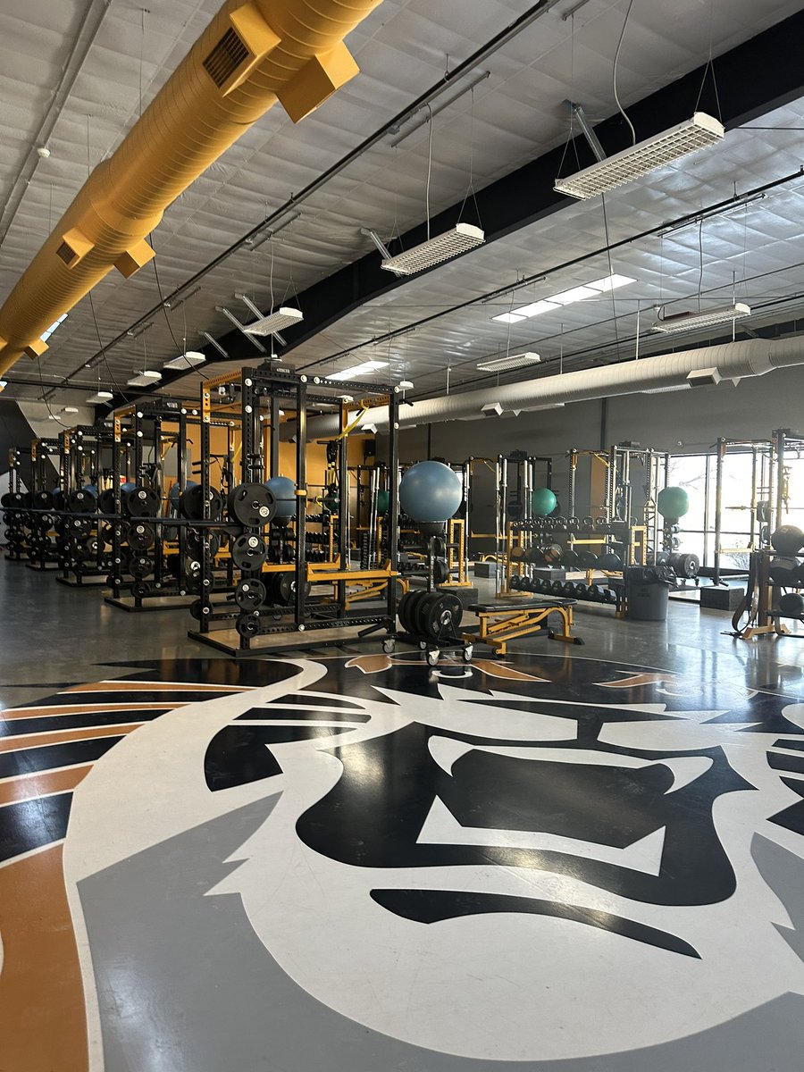 Had such an amazing time at the <a href="/FHSU_Softball/">FHSU Softball</a> softball camp and visit this weekend! Such a great experience working with the girls and showing off my skills! Thank you coaches! ⭐️