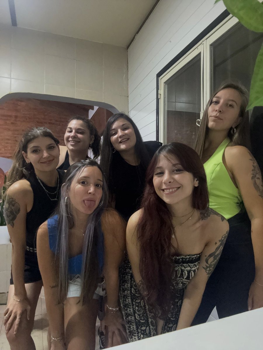 MaiteLuque4's tweet photo. Mis amigas son uno de mis pilares en esta vida que me ayuda a sentir que la vida sigue siendo hermosa, que vale la pena disfrutarla y reír. Yo no sé qué haría sin ellas y la fuerza que, sin darse cuenta, me dan. 
Ese pilar tan sólido que aunque me falte otro, igual sigo en pie. https://t.co/K7Ri4yWQU6
