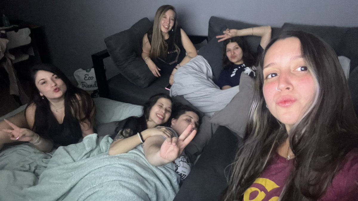 MaiteLuque4's tweet photo. Mis amigas son uno de mis pilares en esta vida que me ayuda a sentir que la vida sigue siendo hermosa, que vale la pena disfrutarla y reír. Yo no sé qué haría sin ellas y la fuerza que, sin darse cuenta, me dan. 
Ese pilar tan sólido que aunque me falte otro, igual sigo en pie. https://t.co/K7Ri4yWQU6