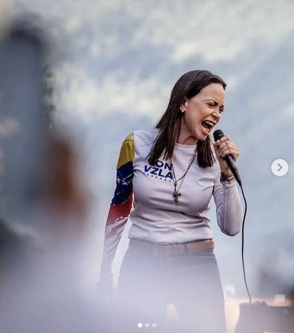 UHN_Plus's tweet image. 🇻🇪 | URGENTE

María Corina Machado llama a los venezolanos a ejercer con firmeza su derecho a protestar contra el régimen de Nicolás Maduro. 

Denuncia que el tirano ha consolidado un golpe de Estado y viola la Constitución. Machado insiste en que es momento de luchar por la…