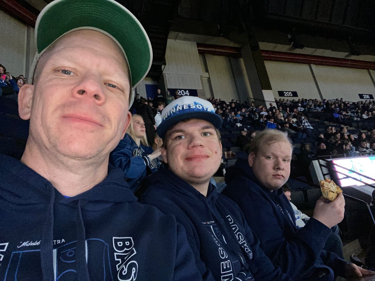 kedrock's tweet photo. Let’s go Wolves! #packpix https://t.co/zcqxrGfxRq
