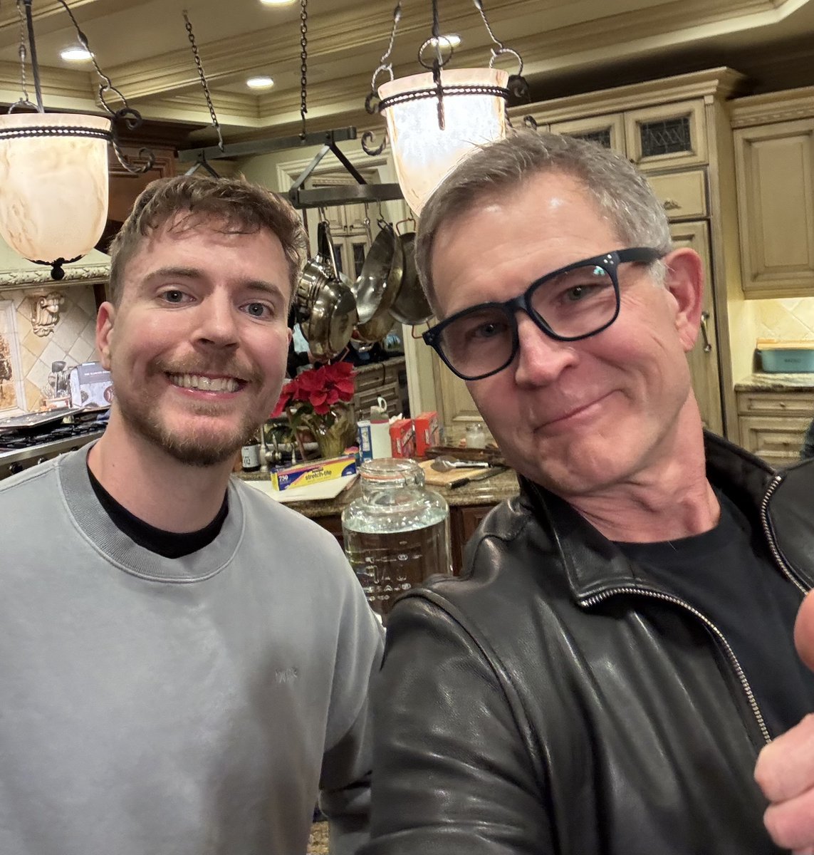DramaAlert's tweet photo. MrBeast hanging out with the CEO of Roblox. https://t.co/WqbAw6rIKa