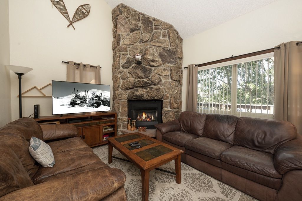 StayWinterPrkCO's tweet photo. This lovely, renovated unit features 2 levels on the second floor of the building, providing a tranquil environment and convenient access to downtown Fraser’s dining options and breweries. 

#colorado
#winterpark 
#familyvacation
#mountains
#scenicviews
#vacationrental https://t.co/jThXA6HfFa
