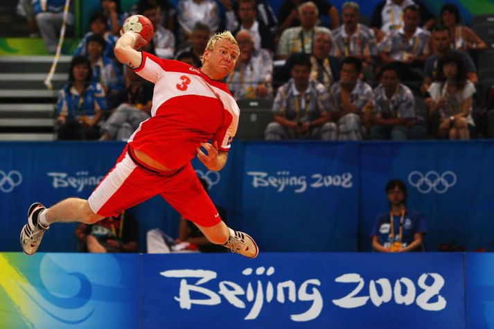 Fékk spurningu áðan hvenær ég ætla að hvíla jakkafötin og mæta í landsliðstreyju í sjónvarpsútsendingu 📺? Ég svaraði nei það er ekki að fara að gerast!

Núna hef ég hins vegar hugsað málið og fékk hugmynd. Ef ég fæ 1000 like þá mæti ég í full kit landsliðsbúningnum frá