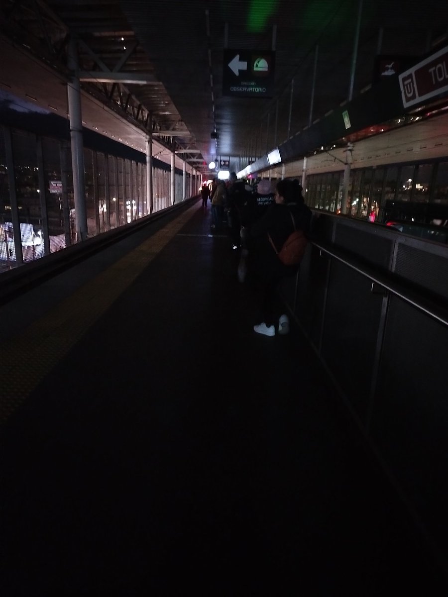 Pauxx's tweet photo. @TrenInsurgente Estación Toluca Centro sin luz, por qué el jefe de estación es nuevo y no encuentra los interruptores, según un policía de la estación. https://t.co/1IuOyBOS3p