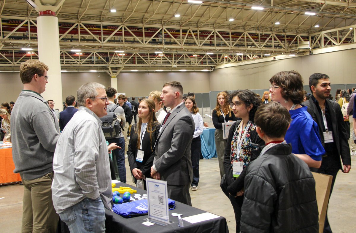 #AMSStudent2025 Highlights for 11 January:
✨ Start of the Student Conference with over 700 students participating
❄️ A wide variety of sessions helping students learn more about the field
🍃 First day of the Career Resource &amp; Graduate School Fair