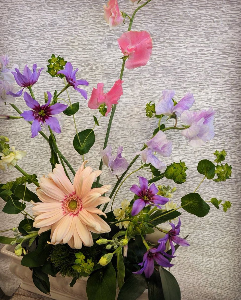 フラワーアレンジ教室より
新春のアレンジをテーマにたくさんのご参加ありがとうございました。参加者さんの素敵な作品を撮影させて頂きました。来月の開催予定2月8日となります。詳細はＨＰよりご確認下さい。
#フラワーアレンジ
#園芸店
#名取市
#ガーデン