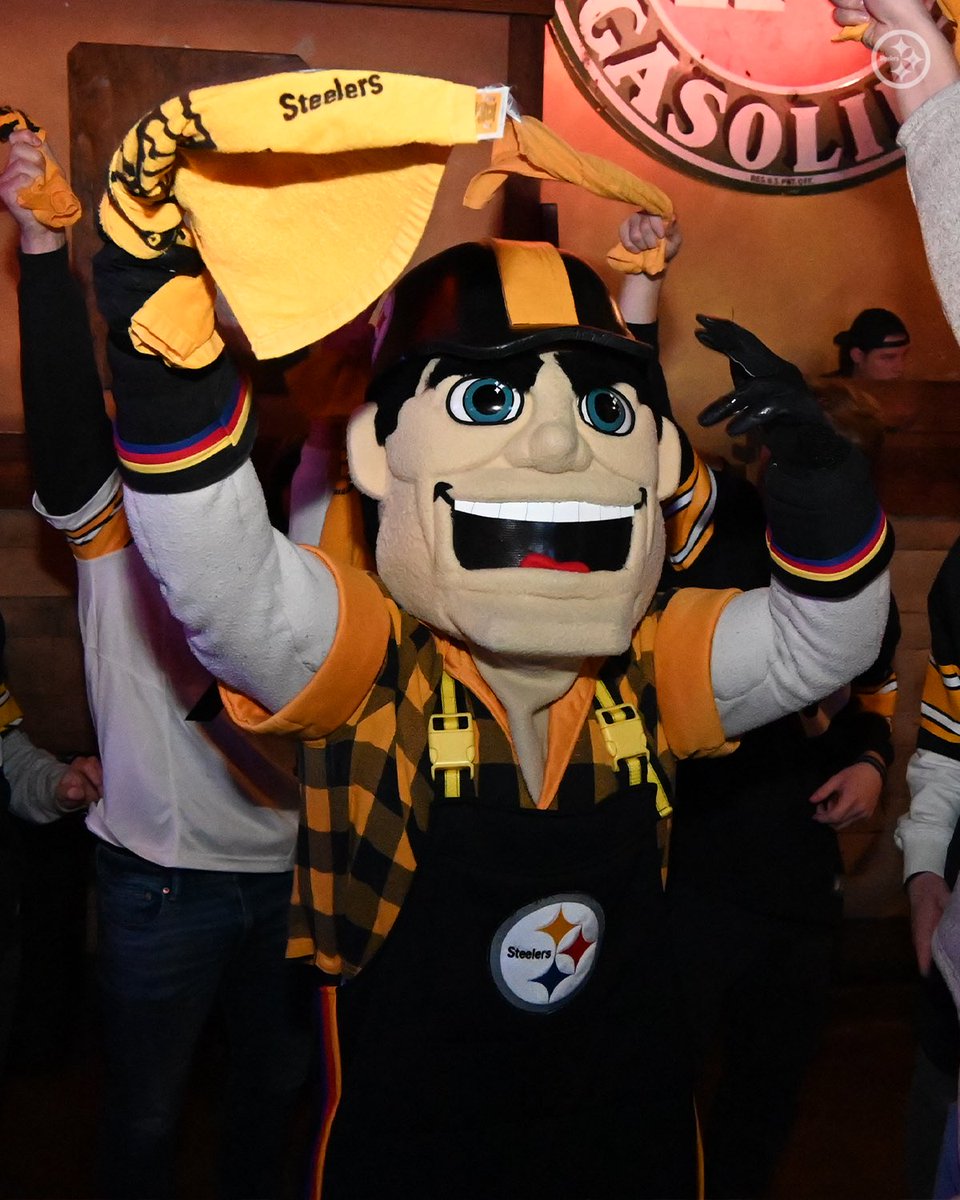 SteelersUnite's tweet photo. #SteelersNation knows how to have a good time!

See all the photos from the Steelers Nation Unite Playoff Party presented by @OurFordStore here 📸 https://t.co/KaQvcuyf82 https://t.co/Qsaptww8Wr