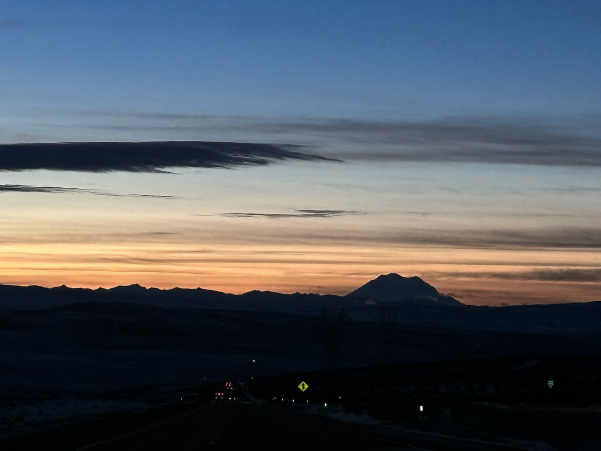 Drafthorse5's tweet photo. Mt Rainier from the right side of the state https://t.co/vYf15pd07H