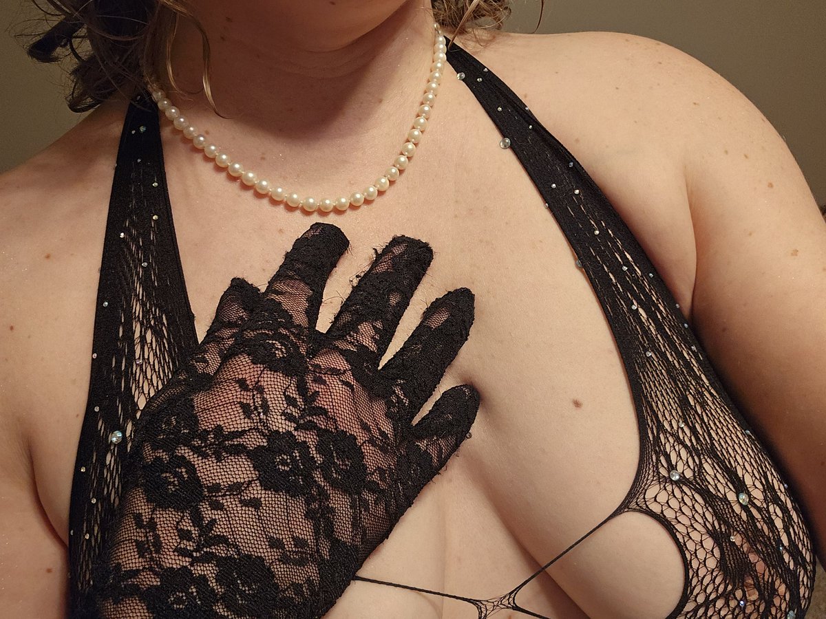 Breaking out Grandma's pearls for Mister. I'm sure she won't mind. 😉

#BDSM #HighProtocol #PowerExchange