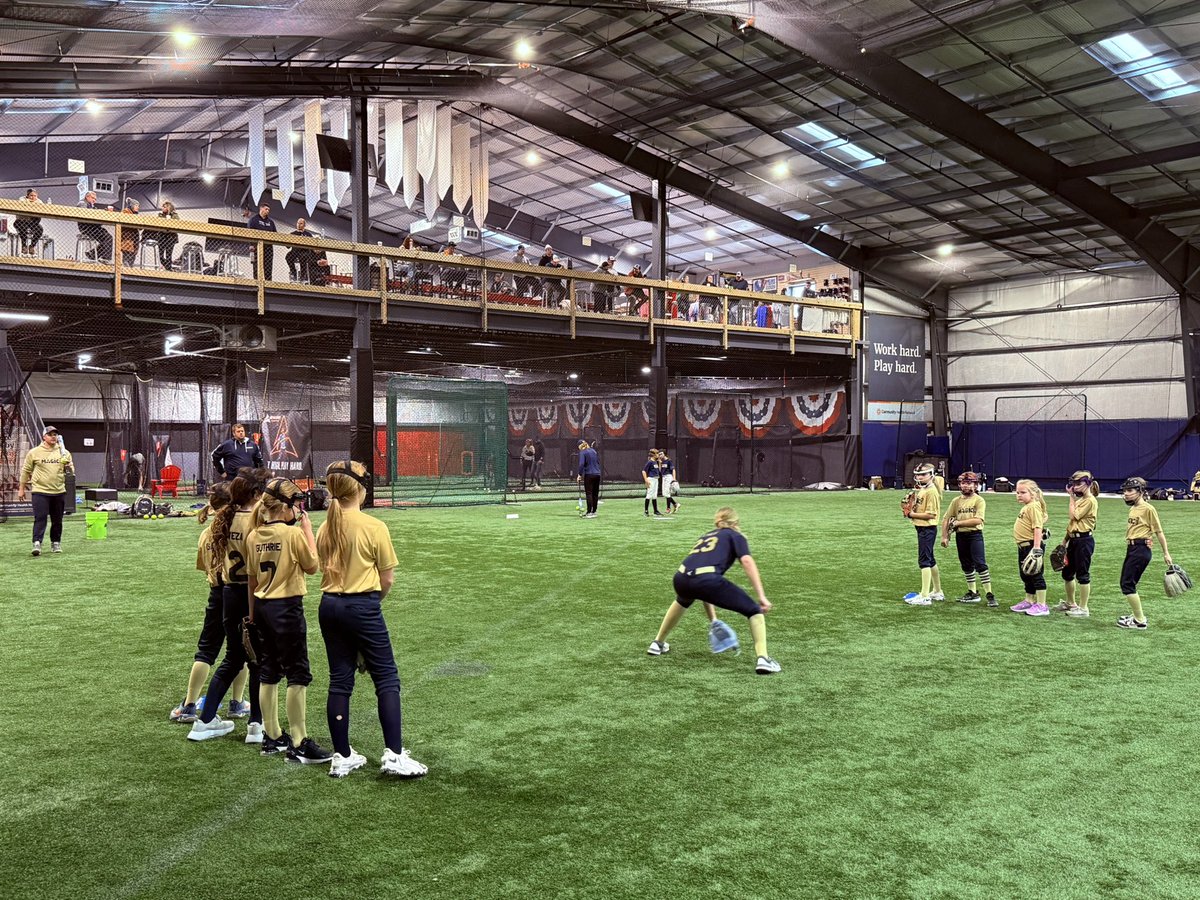 IMG2032Softball's tweet image. Week ✌🏻! Keep up the great work girls! We are getting 1% better every week. The best is yet to come! 🌟#goldblooded #wintergrind ❄️