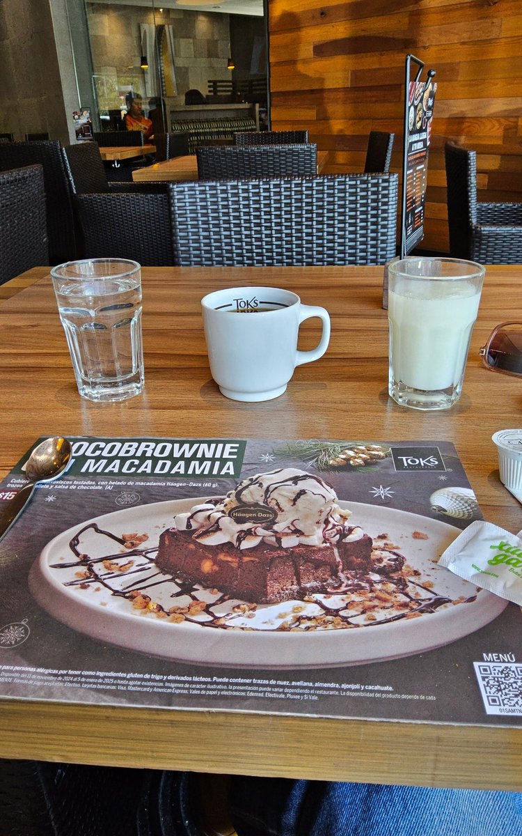 vackero's tweet image. Life on basics... #desayunodeseñora #toks #tonks #chooselife #lifeinpink