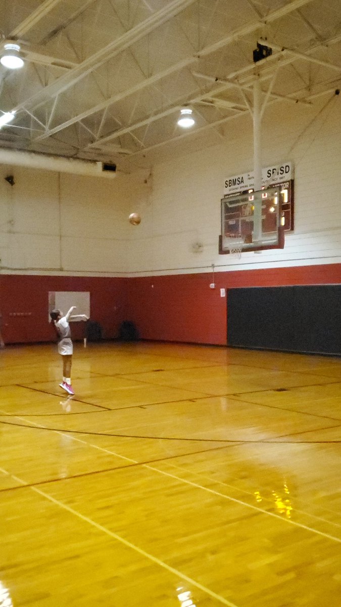 Buffalo_Creek1's tweet photo. Our girls' #SBMSA basketball team fought hard against the Comets. Keep working hard, ladies! Go, Sun! https://t.co/lGYxGyzmpo