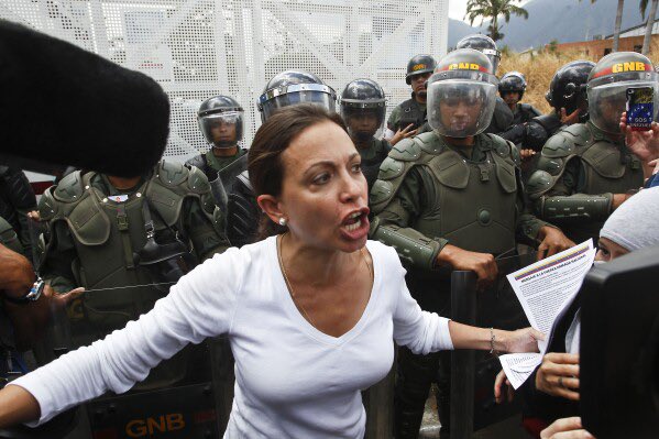 OrlvndoA's tweet photo. Algunos amigos internacionales, de muy buena fe y otros de no tanta, nos dicen a los venezolanos lo que debemos hacer y cómo lo debemos hacer:

Que si tomar Miraflores, que si cinco millones en las calles, que si esto o lo otro.

Pero parece que a esos amigos les falta contexto. Quizá no están al tanto de que los venezolanos lo hemos intentado todo, con un costo altísimo, como salir millones, marchar a Miraflores, chocar en las calles con la Guardia, etcétera, pero resulta que nos enfrentamos a un cartel del crimen organizado, que mata, tortura, secuestra, que no tiene escrúpulos ni límites. Muestra de eso, centenares de asesinados, miles de presos y decenas de miles de muertes extrajudiciales.

Somos conscientes amigos, aunque gracias por sus genuinas recomendaciones y sus indicaciones aleccionadoras sobre cómo sacar a una tiranía. Las tomamos en cuenta.

María Corina también es consciente, y por eso lleva años denunciando la naturaleza de la tiranía (fue, de hecho, la primera en hacerlo), y por eso las convocatorias se hacen de forma racional y precisa.

De esto solo se sale con la fuerza, bien sea interna o externa. Todos lo sabemos, porque nos enfrentamos a un cartel. Y la fuerza se viene construyendo, cuidadosamente, aunque no sea tarea fácil.

Quien tiene el mandato para hacerlo es María Corina Machado y su compañero en liderazgo, el presidente Edmundo. Creo que todos confiamos en ellos para la tarea.

Pero gracias por los sermones.