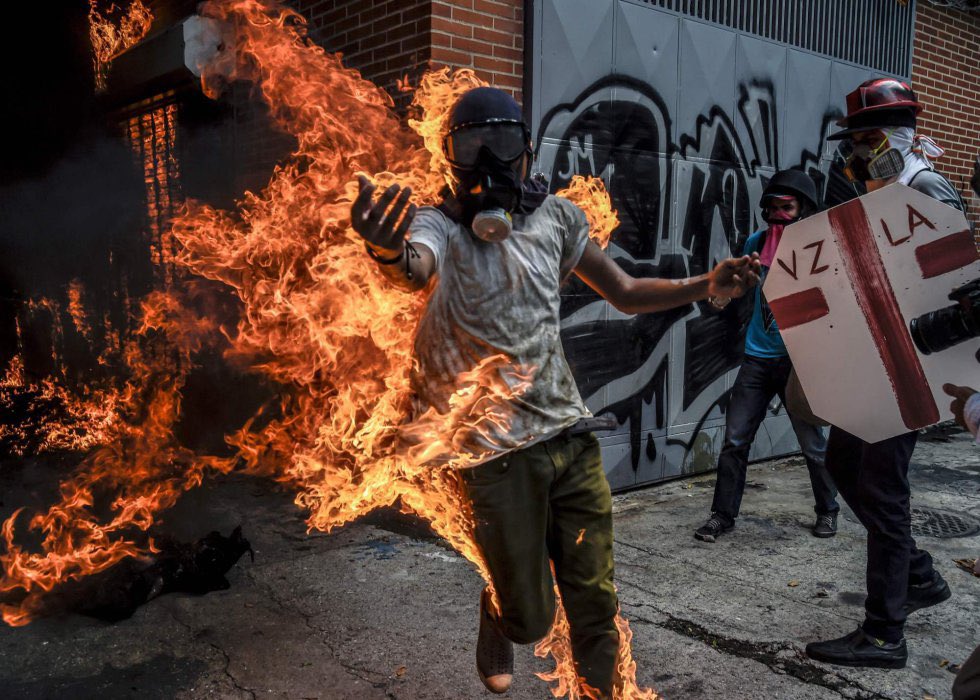 OrlvndoA's tweet photo. Algunos amigos internacionales, de muy buena fe y otros de no tanta, nos dicen a los venezolanos lo que debemos hacer y cómo lo debemos hacer:

Que si tomar Miraflores, que si cinco millones en las calles, que si esto o lo otro.

Pero parece que a esos amigos les falta contexto. Quizá no están al tanto de que los venezolanos lo hemos intentado todo, con un costo altísimo, como salir millones, marchar a Miraflores, chocar en las calles con la Guardia, etcétera, pero resulta que nos enfrentamos a un cartel del crimen organizado, que mata, tortura, secuestra, que no tiene escrúpulos ni límites. Muestra de eso, centenares de asesinados, miles de presos y decenas de miles de muertes extrajudiciales.

Somos conscientes amigos, aunque gracias por sus genuinas recomendaciones y sus indicaciones aleccionadoras sobre cómo sacar a una tiranía. Las tomamos en cuenta.

María Corina también es consciente, y por eso lleva años denunciando la naturaleza de la tiranía (fue, de hecho, la primera en hacerlo), y por eso las convocatorias se hacen de forma racional y precisa.

De esto solo se sale con la fuerza, bien sea interna o externa. Todos lo sabemos, porque nos enfrentamos a un cartel. Y la fuerza se viene construyendo, cuidadosamente, aunque no sea tarea fácil.

Quien tiene el mandato para hacerlo es María Corina Machado y su compañero en liderazgo, el presidente Edmundo. Creo que todos confiamos en ellos para la tarea.

Pero gracias por los sermones.