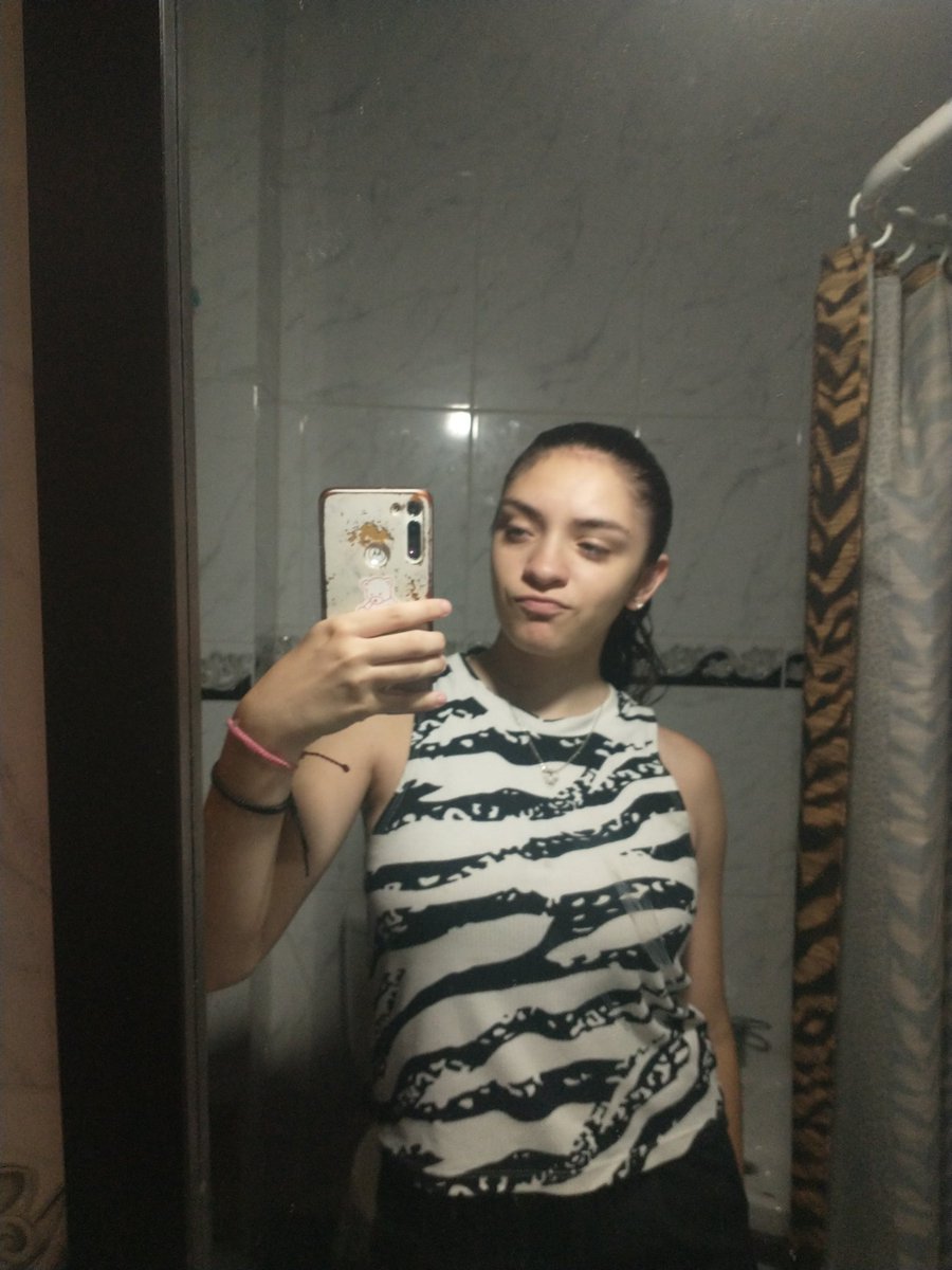 rowedbrisa's tweet photo. hola hola <3 #selfieforav https://t.co/phi1yMFIAz