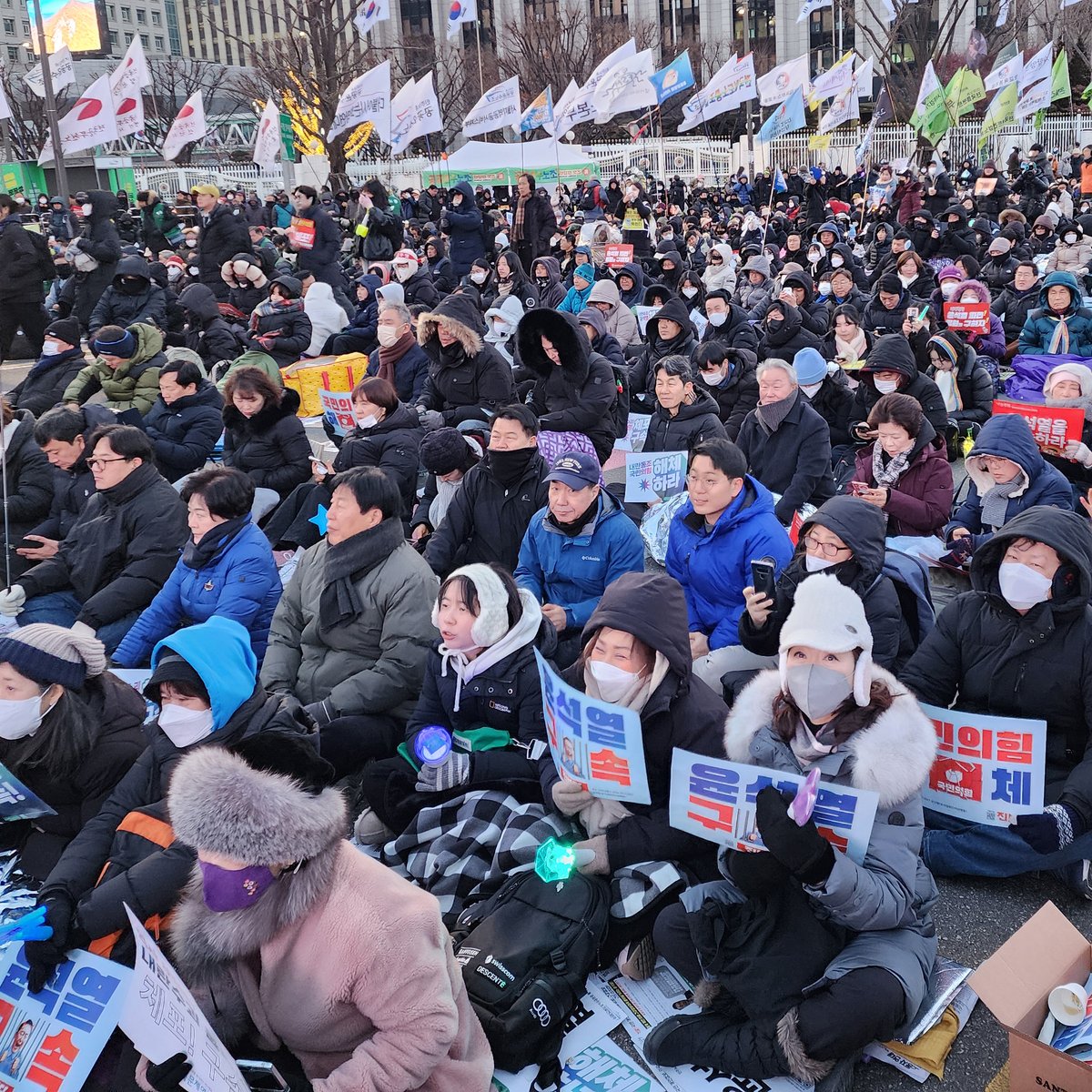 탄핵어묵 봉사 잘 다녀왔습니다. 서영교, 양문석 의원님도 탄핵어묵 트럭을 찾아 응원해주셨습니다.

봉사를 조금 일찍 끝내고 윤건영 의원님과 구로을 당원님들이 계신 곳에서 집회 마무리를 함께했습니다.

날이 많이 춥습니다. 빨리 윤석열 체포와 파면이 이뤄져야 합니다. 국민이 너무 힘듭니다.