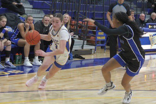 📣 In the win against Iowa Western, Sophomore Karly Holm from Two Harbors, Minnesota had 10 points,  five rebounds, two assists, two steals, one block!! 🎉🏀⭐️
#KarlyHolm