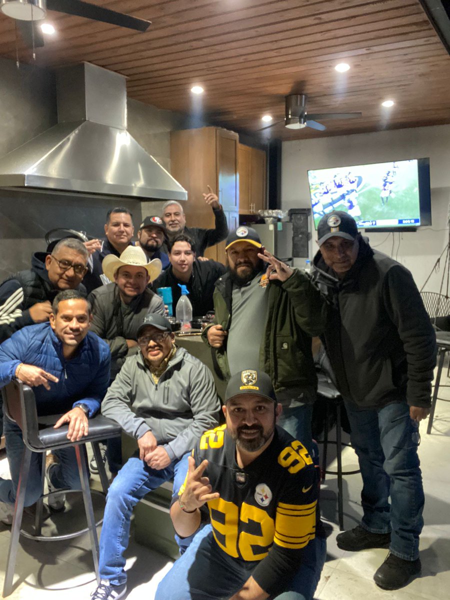 Patulakid's tweet photo. #NFLEnTelevisa  todo el equipo #FantasyFootball  en renunion https://t.co/hAcFCDfbxT