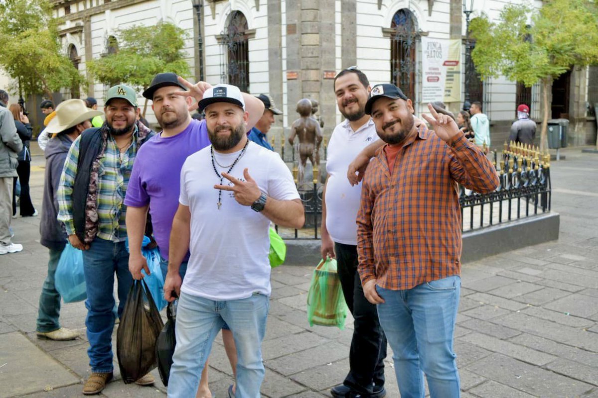 SocioRockstar's tweet photo. Paseando con los amigos por el centro 🏛️🧔🏻‍♂️⛲️ #Guadalajara #Gdl #Mexico #MexicanCities #Beardmen #CubBear #ChubBaldAndAwesome #ImNotAbearNotYetAwoman #BearsOnInstagram #Gordito #DadBod #PapiOso #DaddyBear https://t.co/UQdLHxqVWw