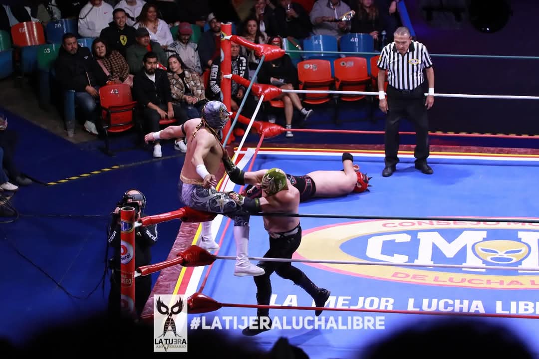 LaTijeraLucha's tweet photo. Arranca la gran función en la #ArenaColiseo, donde la dupla de #Leono y #AstroBoyJr se logran imponer a los rudos #Inquisidor y #Graco, abriendo la gran función del #CMLL, con toda la afición del barrio de la Lagunilla, que se dividió entre ambos bandos…
#latijeraluchalibre https://t.co/julvgeLddB