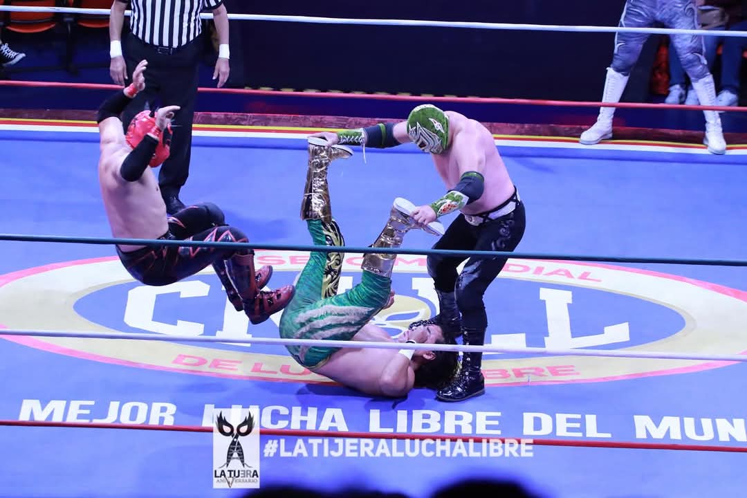 LaTijeraLucha's tweet photo. Arranca la gran función en la #ArenaColiseo, donde la dupla de #Leono y #AstroBoyJr se logran imponer a los rudos #Inquisidor y #Graco, abriendo la gran función del #CMLL, con toda la afición del barrio de la Lagunilla, que se dividió entre ambos bandos…
#latijeraluchalibre https://t.co/julvgeLddB