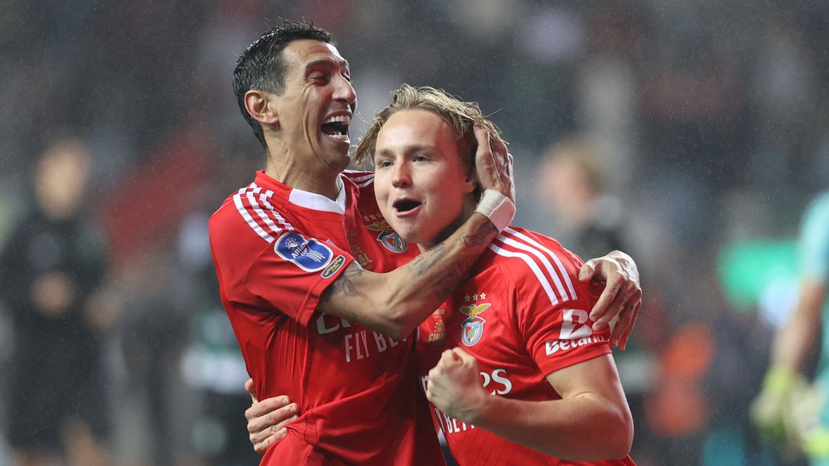 Quando o jogo terminou Andreas Schjelderup 🇳🇴 ainda era:

- líder em conduções progressivas (4)
- 2º com mais acções na área adversária (6)
- único titular com 100% de passes certos (7)
- 3º que mais tentou o drible (5)
- 4º em metros ganhos em condução progressiva (123)

Não é