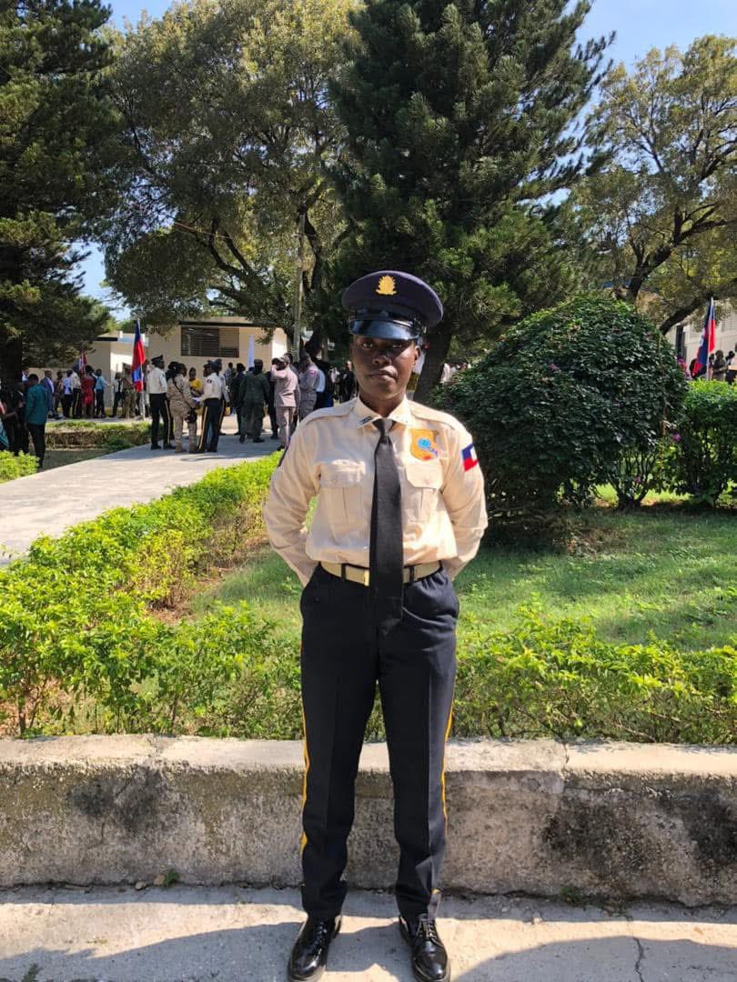 RevelateurInfo's tweet photo. La #Fédération haïtienne de #Football (#FHF) félicite l’arbitre assistante internationale #Falone #Dieurisma, pour avoir fait partie de la 34e promotion de la Police nationale d’#Haïti, après près de cinq mois de formation académique et physique intensive. @RevelateurInfo
#PNH https://t.co/HpQGFMrh45
