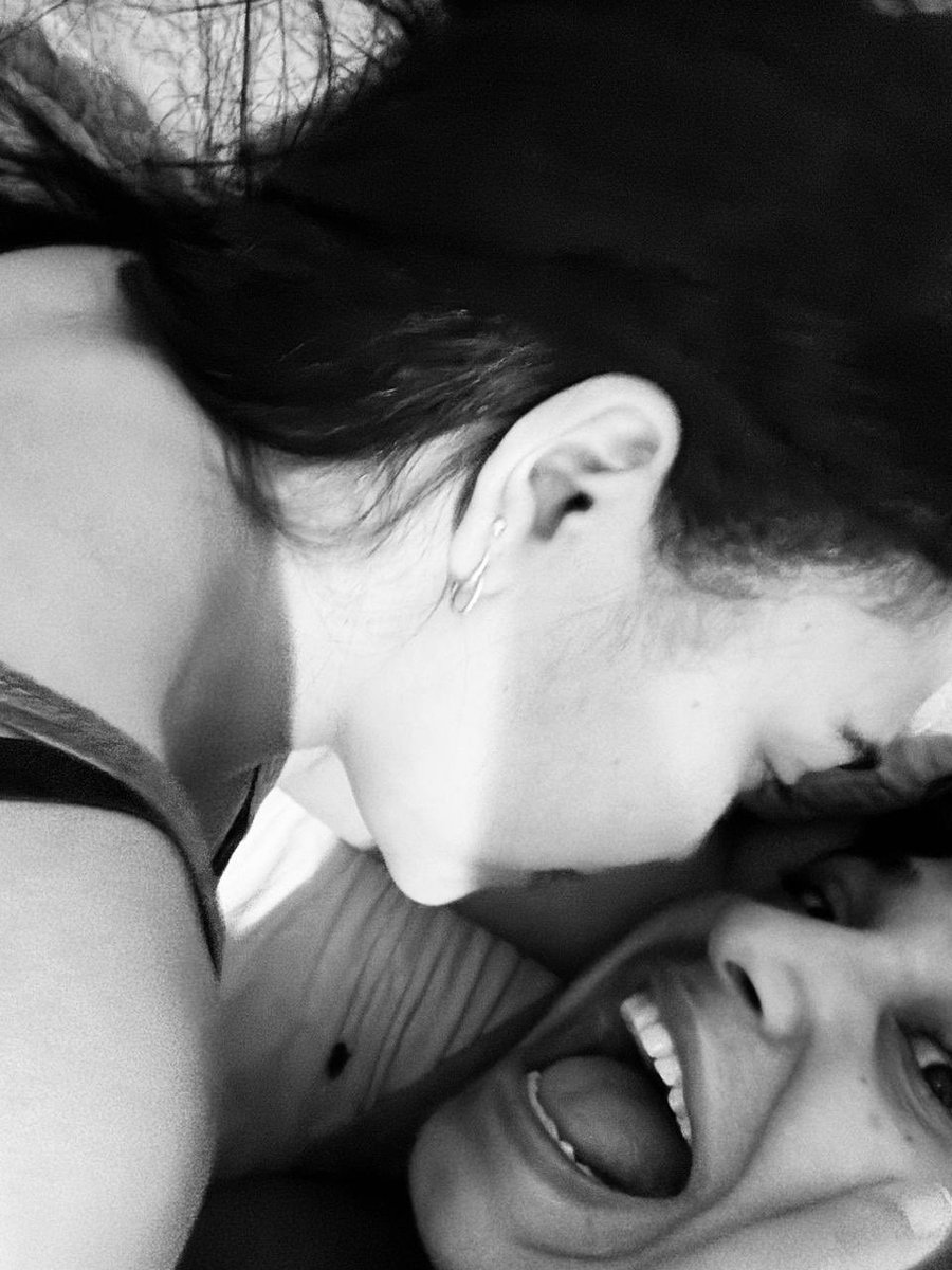 como é a vida né ? imprecionante como pessoas chegam nela pra te mudar totalmente, algumas vão te levar pra baixo mas outras iram te levar tão pra cima que não importa quem tente te derrubar ela vai está lá pra te reerguer, sim essa é minha namorada a pessoa que me reergue e me