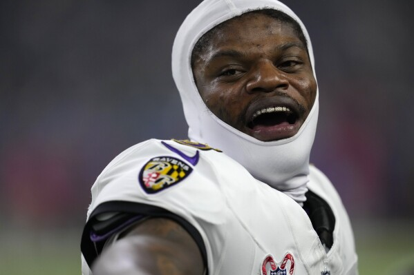 koestreicher34's tweet photo. Lamar Jackson's first half stats vs. the Steelers in the Wild Card

🟣 13-of-15
⚫️ 144 passing yards
🟣 2 TDs
⚫️ 11 carries
🟣 64 yards https://t.co/eWXSaCsPub