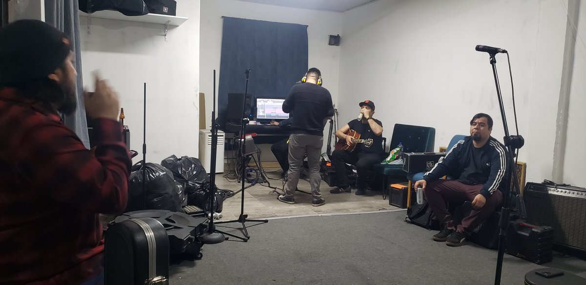 erraticspunk's tweet image. Grabando voces del nuevo album! #erraticspunkrock #diasdeayer #mexicalipunk #brasspunkrock