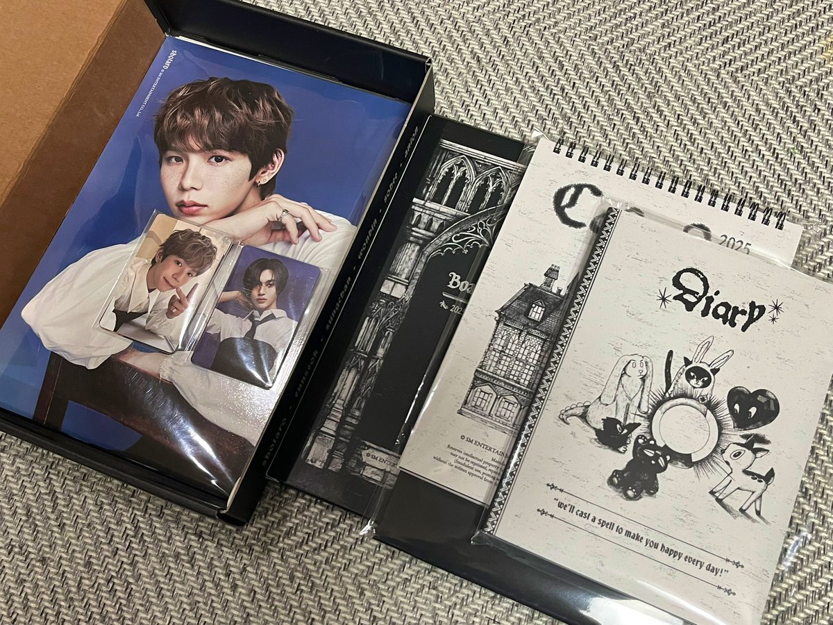 #rt+#맘찍 이벤트 !!!! (2명 추첨예정✌🏻)

다들 구매하셔서 가지고 있겠지만(?)
호옥시나~? 필요하신분 계실까봐 ! 
폴라로이드 제외한 모든구성품 다 있어요👐🏻

택비포함 5000원 부담 가능하신분들만
참여 부탁드립니다 ! 🙏🏻🧡 
(1/20일 추첨하겠습니다😀)