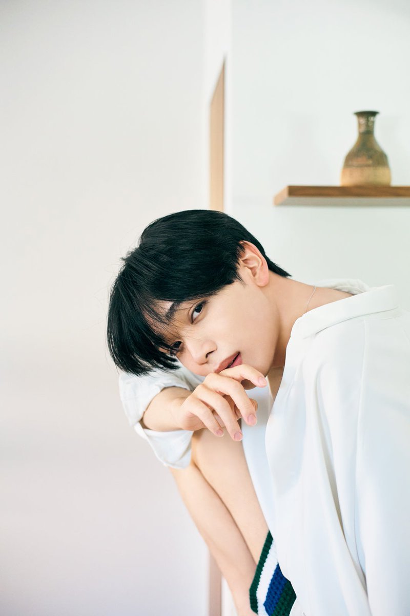 modelpress's tweet photo. 宮世琉弥史上“最も尊い”圧倒的透明感放つ🫧
1st写真集新カット解禁

🔻写真・詳細
https://t.co/oGA4jvvIOp

「写真集発売記念パネル展」開催中🎈
〜1⽉13⽇：HMV＆BOOKS SHINSAIBASHI

#宮世琉弥1st写真集 @miyase_staff @miyase_1stphoto https://t.co/iXV7XZK4Hm