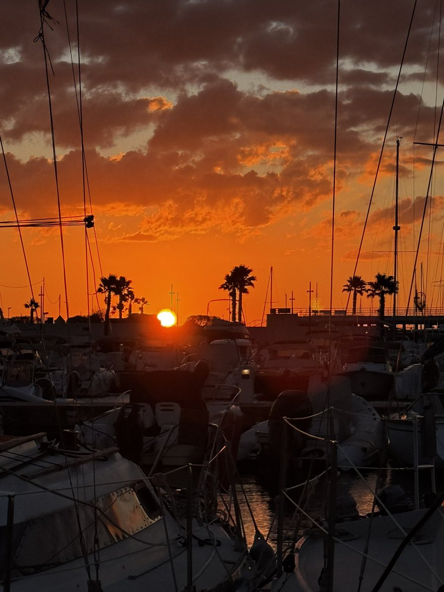 ReneTombarel's tweet photo. Le lever du soleil de sainte maxime ce matin #stemaxime #CotedAzurFrance @VisitCotedazur https://t.co/gOwN8meTkf