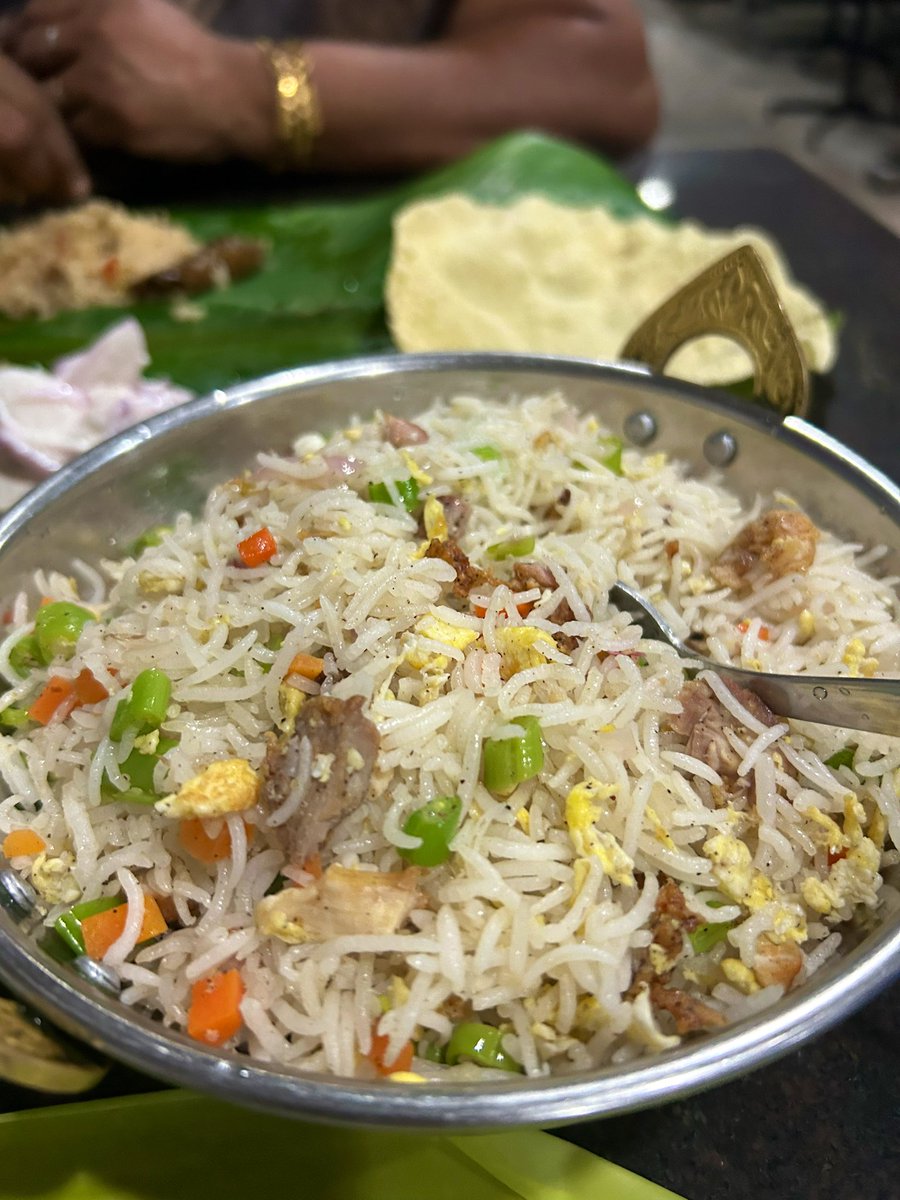 Narcisshit's tweet photo. மட்டன் பிரியாணி, மட்டன் சுக்கா, சிக்கன் ப்ரைடு ரைஸ் 
உபயம் : தாய்குலம்
#நாரோயில் #பாழாய்_போன_டயட்

பிகு: இது பிரியாணியே இல்லனு ஆயிரம் நொட்டை சொல்றவங்களுக்கு தெரியாது ஹோட்டல் பிரபு is an emotionனு 😜🧐 https://t.co/hHyadf4SRZ