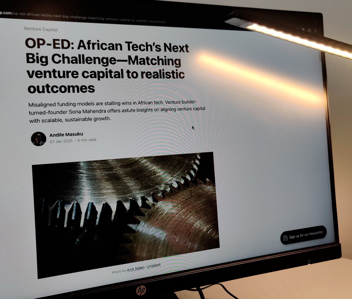 africanroundup's tweet image. 🧵 1/2
&quot;VC funding is strangling perfectly good African businesses&quot; - Sona Mahendra warns.

The issue? We&apos;re forcing venture capital onto companies that don&apos;t need it. Africa needs real wins, not just potential. 💸

📰 Mahendra&apos;s hijack of @MasukuAndile&apos;s #TechTidesTuesday column